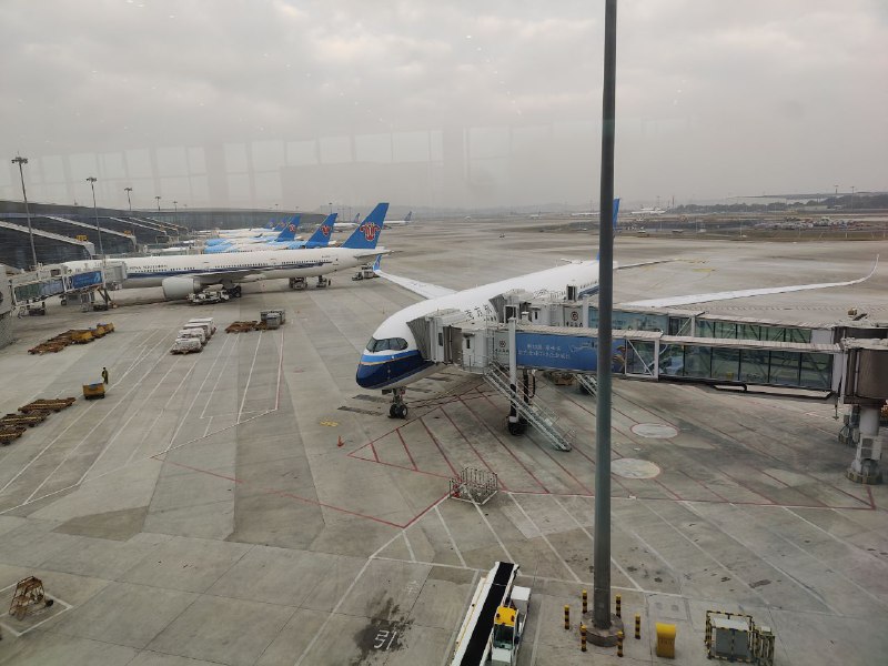 今天是真的A350（上次被换了777）以及南航这一排双发宽体看上去还是挺震撼的